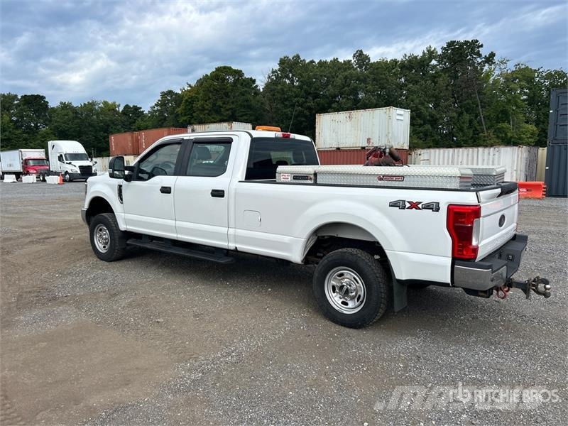 Ford F-350 XL 4x4 Crew Cab Pickup Ostalo