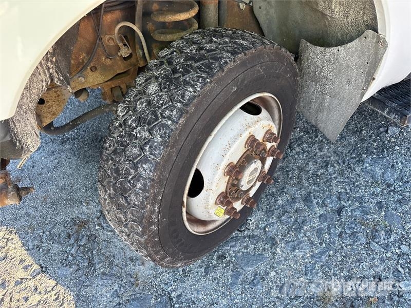 Ford F-350 XL 4x4 Crew Cab Pickup Outros