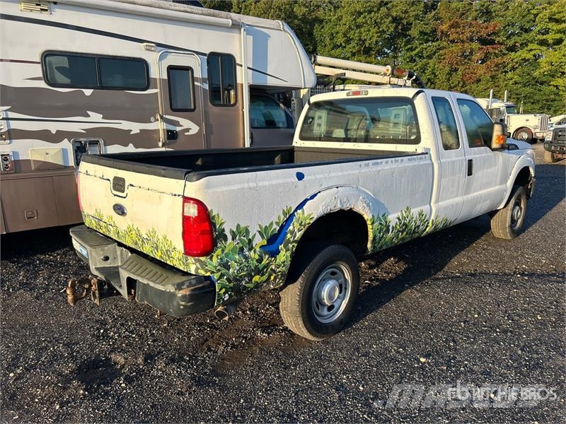 Ford F-350 XL 4x4 Extended Cab Pickup (Inoperable) Інше