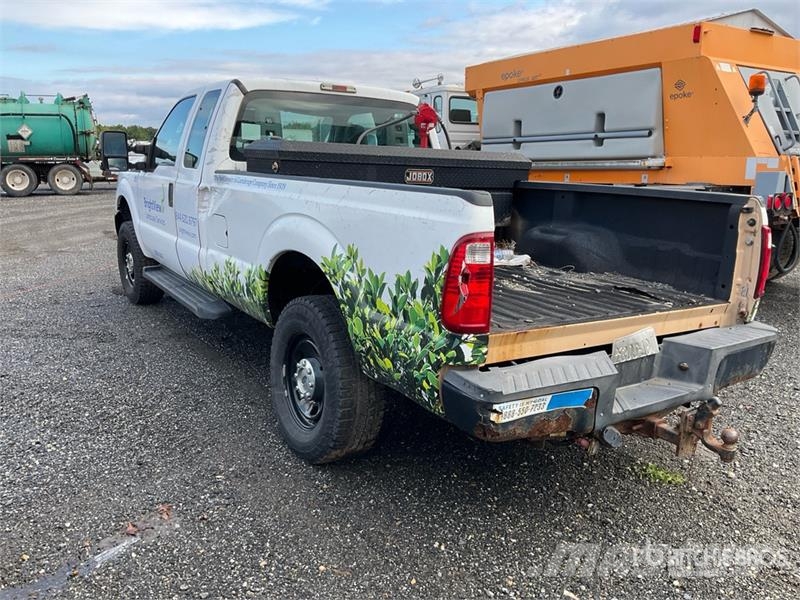 Ford F-350 XL 4x4 Extended Cab Pickup Andre varebiler