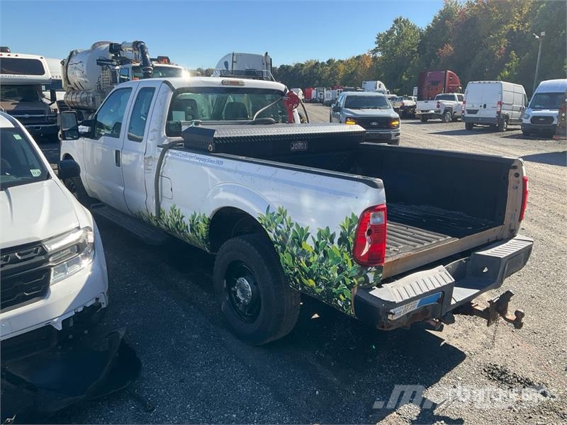 Ford F-350 XL 4x4 Extended Cab Pickup (Inoperable) Otros