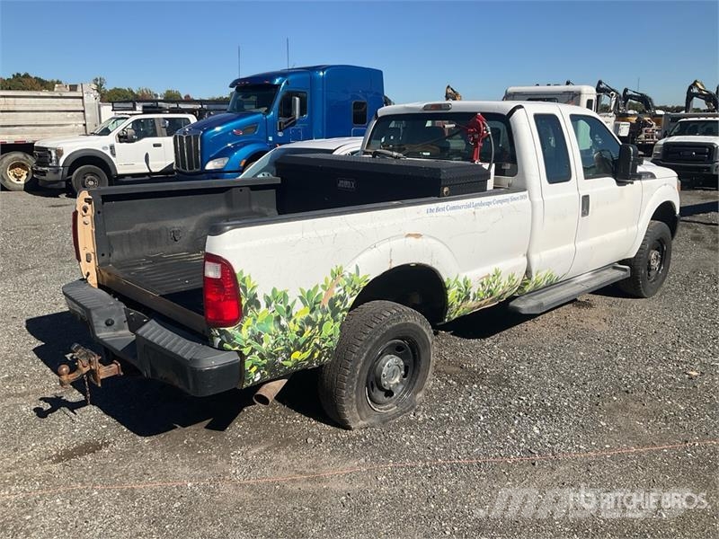 Ford F-350 XL 4x4 Extended Cab Pickup (Inoperable) Otros