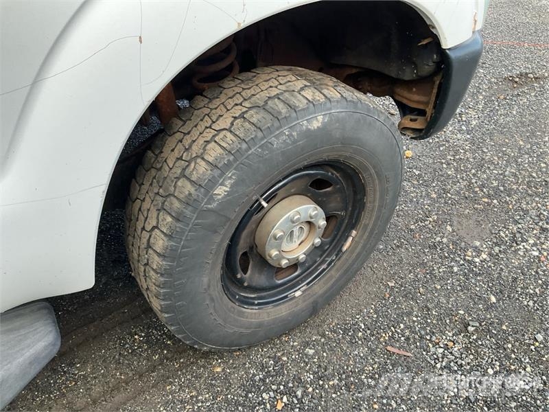Ford F-350 XL 4x4 Extended Cab Pickup Andre varebiler