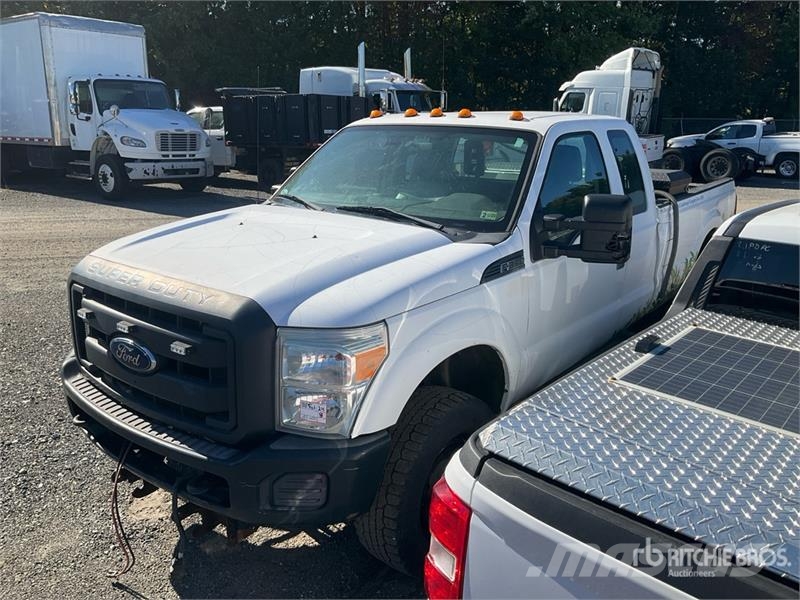 Ford F-350 XL 4x4 Extended Cab Pickup (Inoperable) Otros