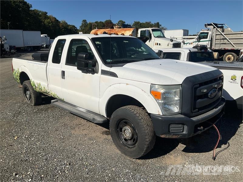 Ford F-350 XL 4x4 Extended Cab Pickup (Inoperable) Otros