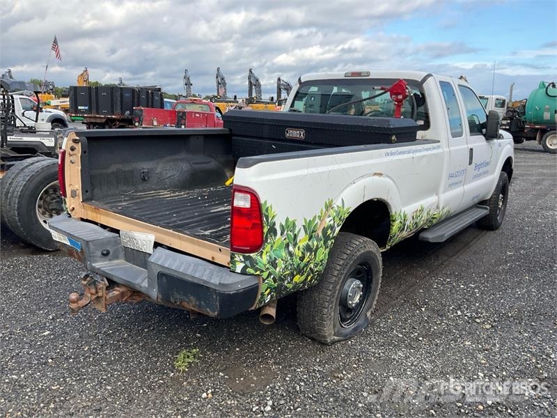 Ford F-350 XL 4x4 Extended Cab Pickup Andre varebiler