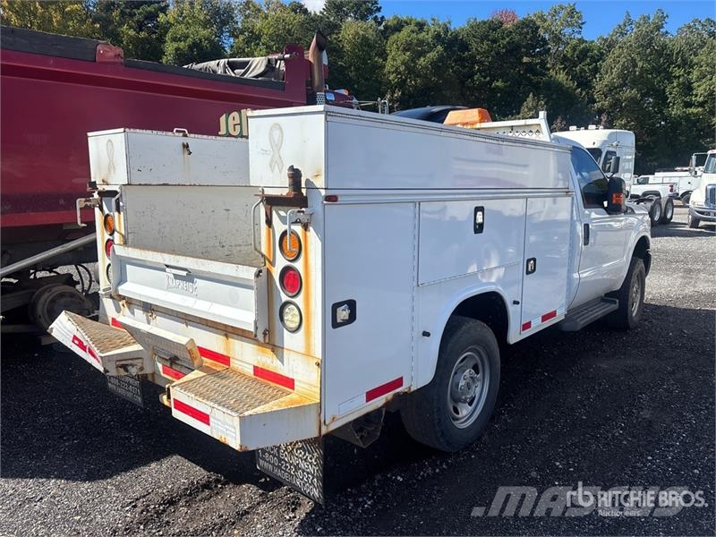 Ford F-350 XL 4x4 Utility Truck (Inoperable) Prekucniki
