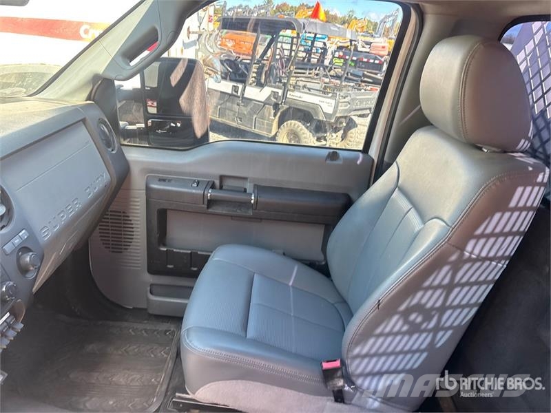 Ford F-350 XL 4x4 Utility Truck (Inoperable) Prekucniki