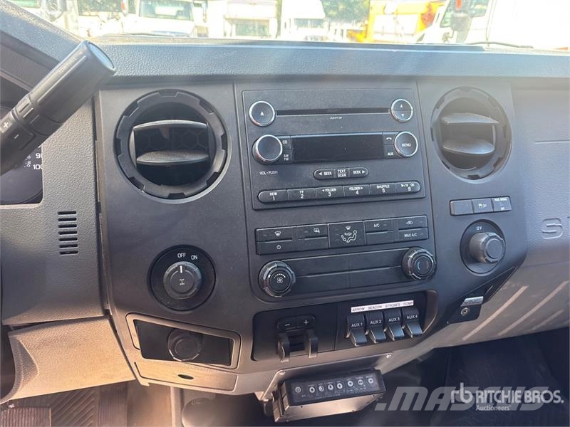 Ford F-350 XL 4x4 Utility Truck (Inoperable) Prekucniki