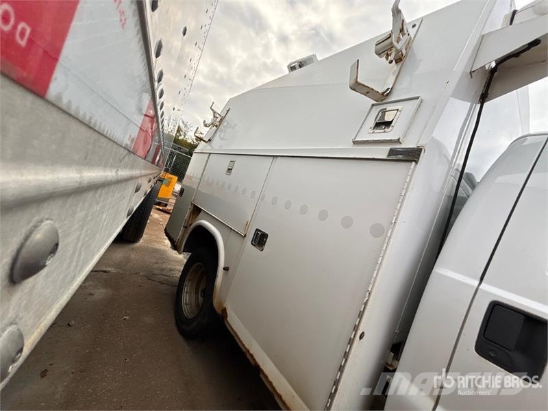 Ford F-350 XL 4x4 Utility Truck (Inoperable) شاحنات خفيفة/مفصلية الجوانب