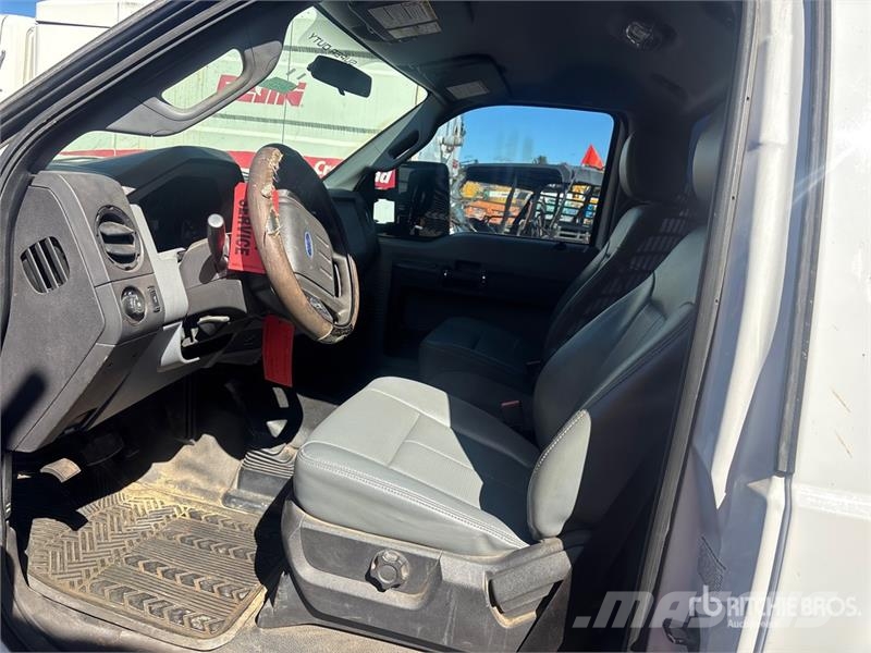 Ford F-350 XL 4x4 Utility Truck (Inoperable) Prekucniki