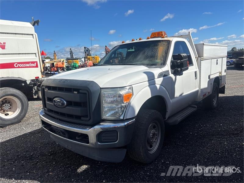 Ford F-350 XL 4x4 Utility Truck (Inoperable) Prekucniki