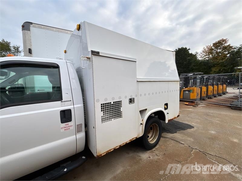 Ford F-350 XL 4x4 Utility Truck (Inoperable) شاحنات خفيفة/مفصلية الجوانب