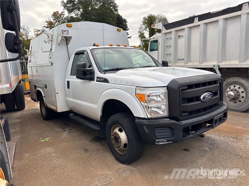 Ford F-350 XL 4x4 Utility Truck (Inoperable) شاحنات خفيفة/مفصلية الجوانب