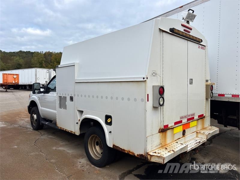 Ford F-350 XL 4x4 Utility Truck (Inoperable) شاحنات خفيفة/مفصلية الجوانب