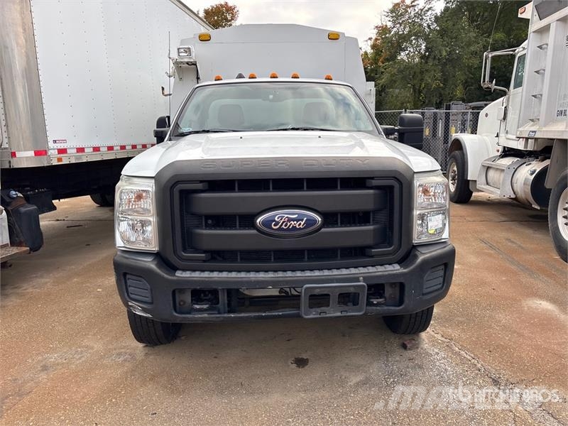 Ford F-350 XL 4x4 Utility Truck (Inoperable) شاحنات خفيفة/مفصلية الجوانب