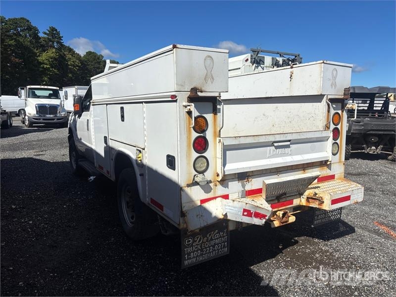 Ford F-350 XL 4x4 Utility Truck (Inoperable) Prekucniki