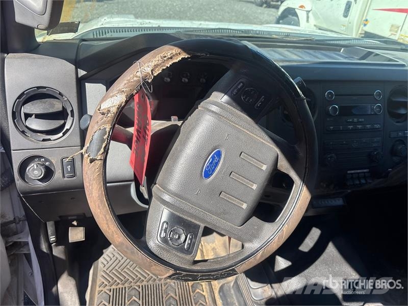 Ford F-350 XL 4x4 Utility Truck (Inoperable) Prekucniki