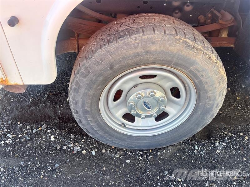 Ford F-350 XL 4x4 Utility Truck (Inoperable) Prekucniki