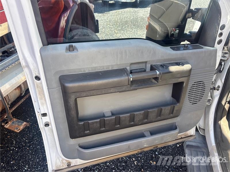 Ford F-350 XL 4x4 Utility Truck (Inoperable) Prekucniki