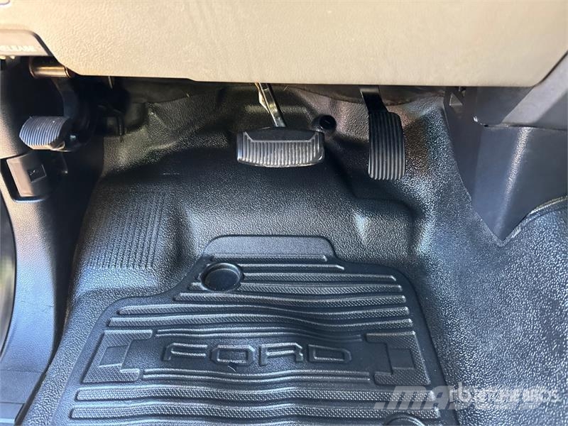 Ford F-350 XL 4x4 Utility Truck (Inoperable) Lava-autot