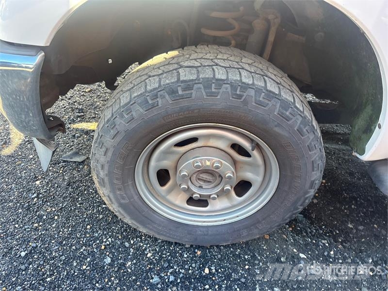 Ford F-350 XL 4x4 Utility Truck (Inoperable) Prekucniki
