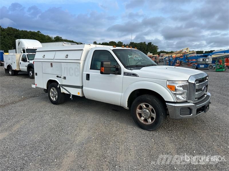 Ford F-350 XLT 4x2 Utility Truck Pikaplar