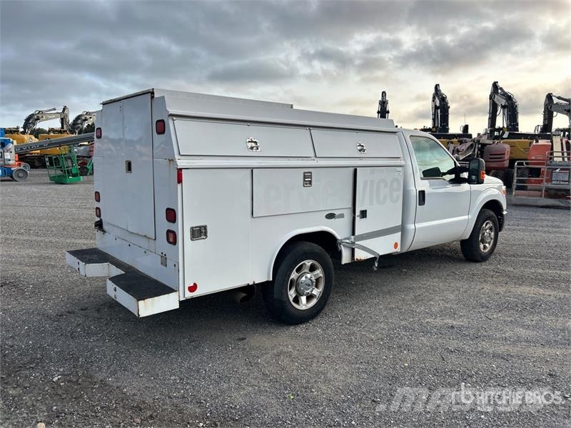 Ford F-350 XLT 4x2 Utility Truck Pikaplar
