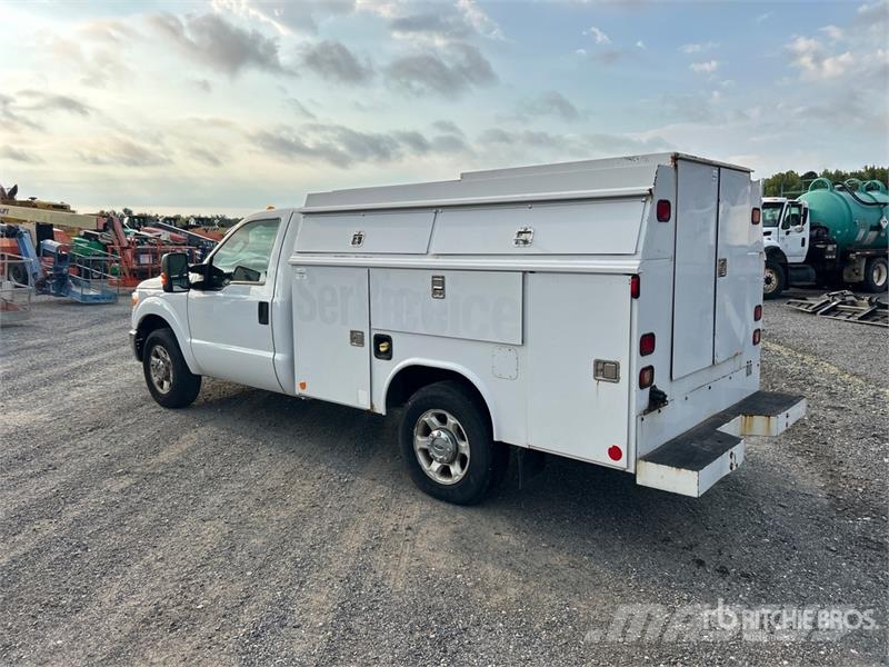 Ford F-350 XLT 4x2 Utility Truck Pikaplar
