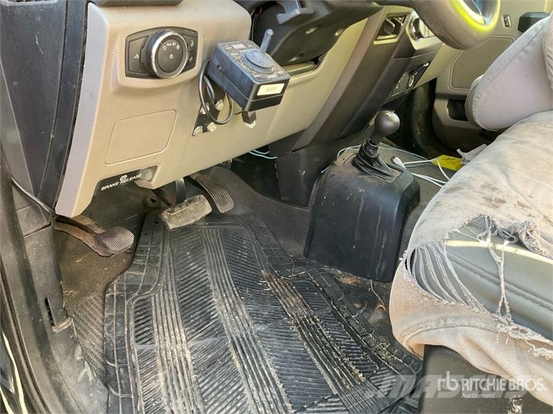 Ford F-450 Tovornjaki s kesonom/platojem