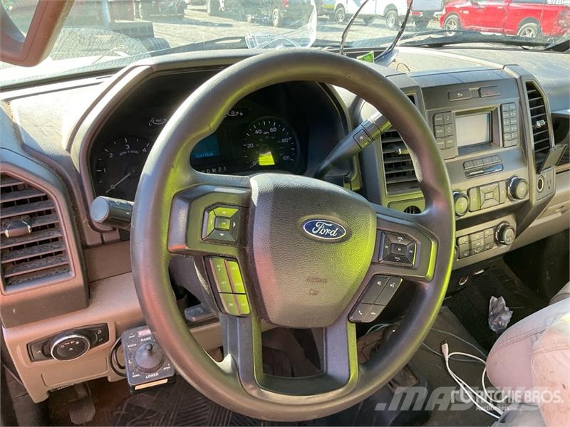 Ford F-450 Tovornjaki s kesonom/platojem