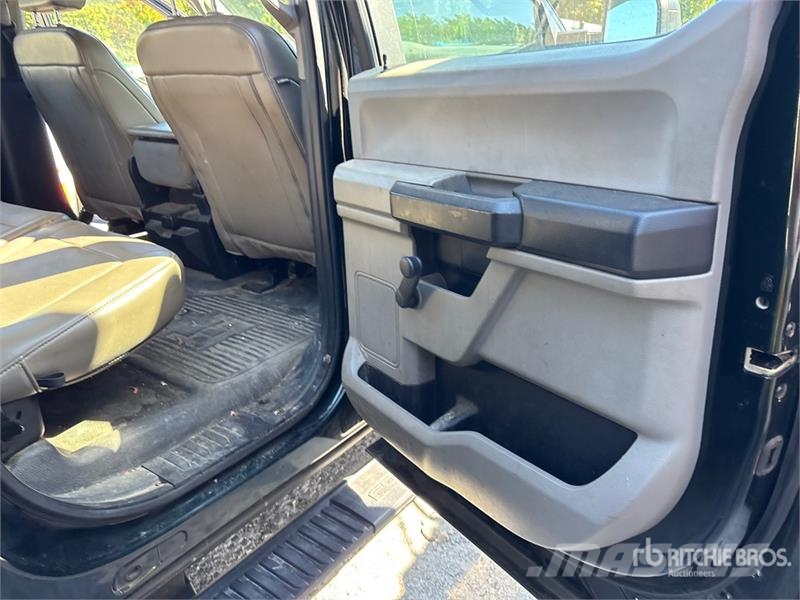 Ford F-450 XL 4x2 Crew Cab Utility Truck Utilitaire benne