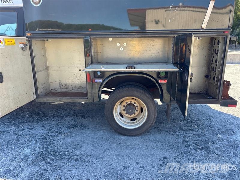 Ford F-450 XL 4x2 Crew Cab Utility Truck Utilitaire benne