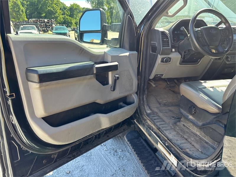 Ford F-450 XL 4x2 Crew Cab Utility Truck Utilitaire benne
