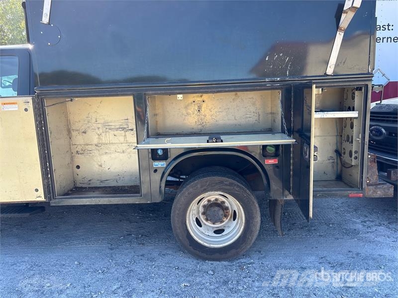 Ford F-450 XL 4x2 Crew Cab Utility Truck Utilitaire benne