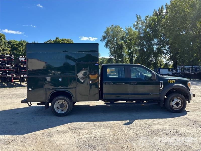 Ford F-450 XL 4x2 Crew Cab Utility Truck Utilitaire benne
