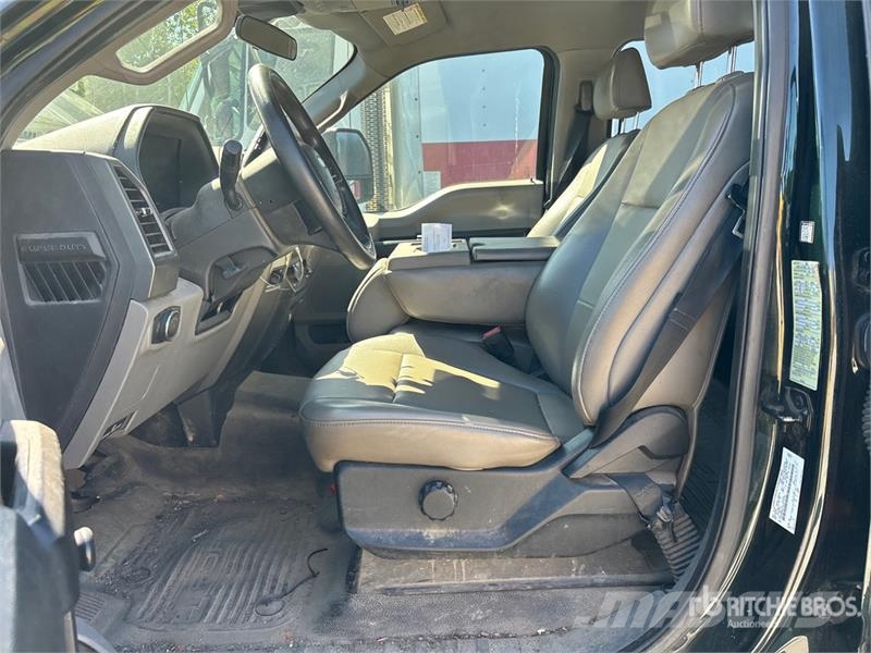 Ford F-450 XL 4x2 Crew Cab Utility Truck Utilitaire benne