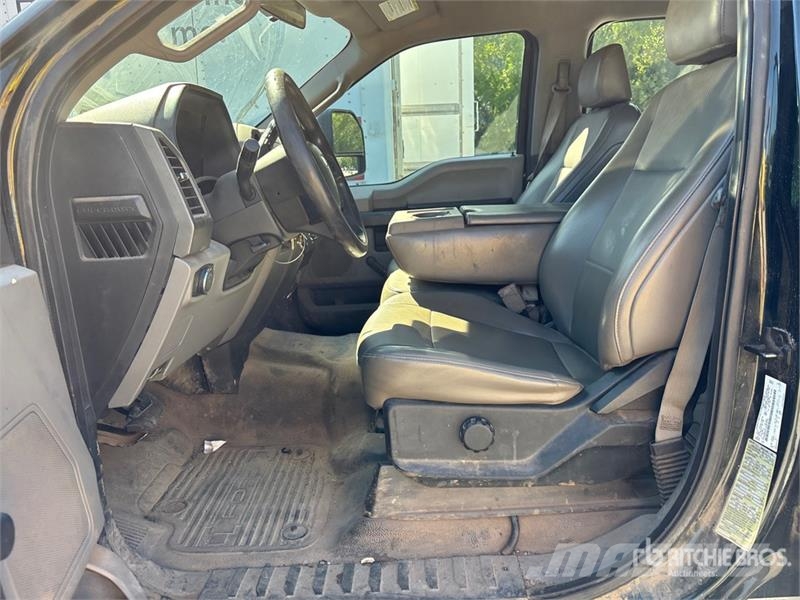 Ford F-450 XL 4x2 Crew Cab Utility Truck Utilitaire benne
