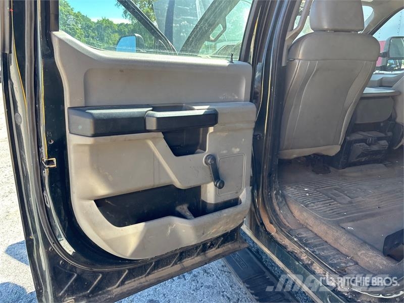 Ford F-450 XL 4x2 Crew Cab Utility Truck Utilitaire benne