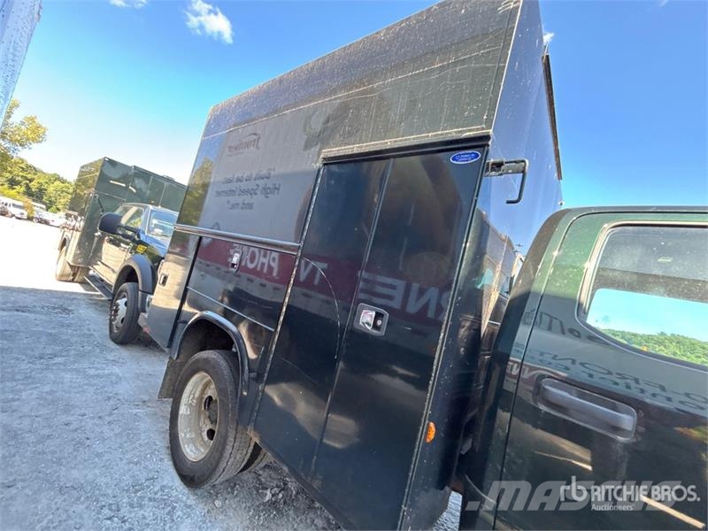Ford F-450 XL 4x2 Crew Cab Utility Truck Utilitaire benne
