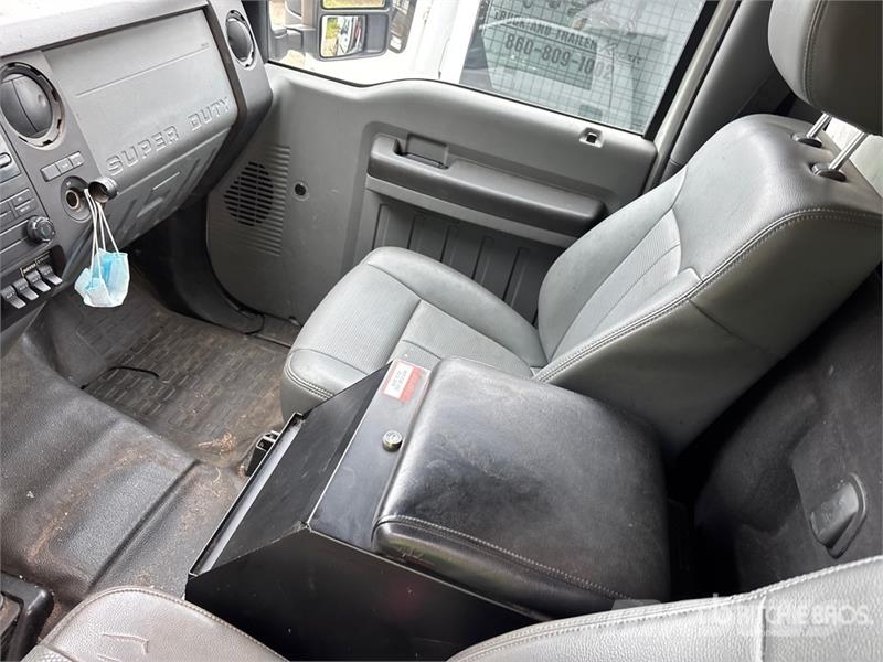 Ford F-450 XL 4x4 Enclosed Utility Truck (Inoperable) 皮卡车