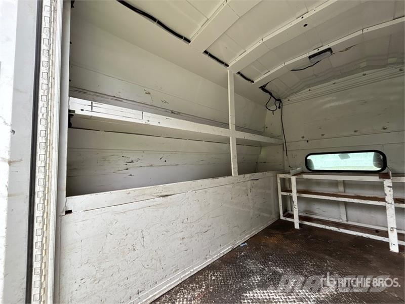 Ford F-450 XL 4x4 Enclosed Utility Truck (Inoperable) 皮卡车
