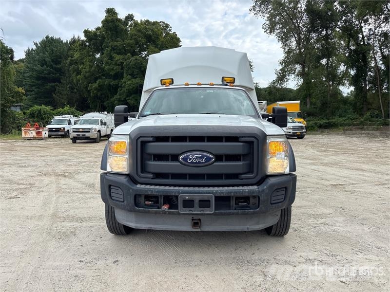 Ford F-450 XL 4x4 Enclosed Utility Truck (Inoperable) 皮卡车