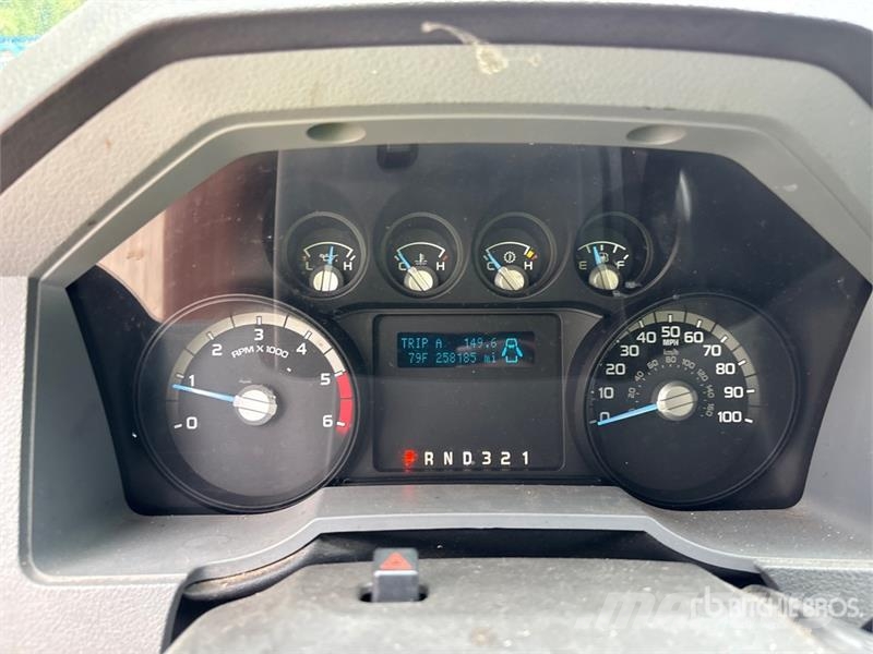 Ford F-450 XL 4x4 Enclosed Utility Truck (Inoperable) 皮卡车