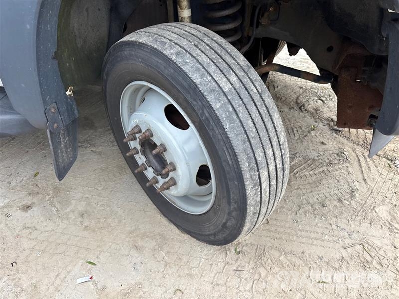 Ford F-450 XL 4x4 Enclosed Utility Truck (Inoperable) 皮卡车