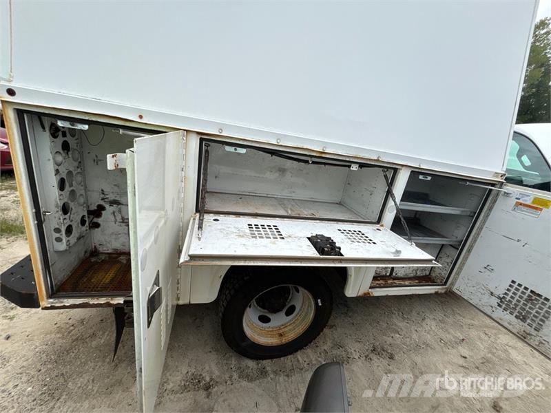 Ford F-450 XL 4x4 Enclosed Utility Truck (Inoperable) 皮卡车