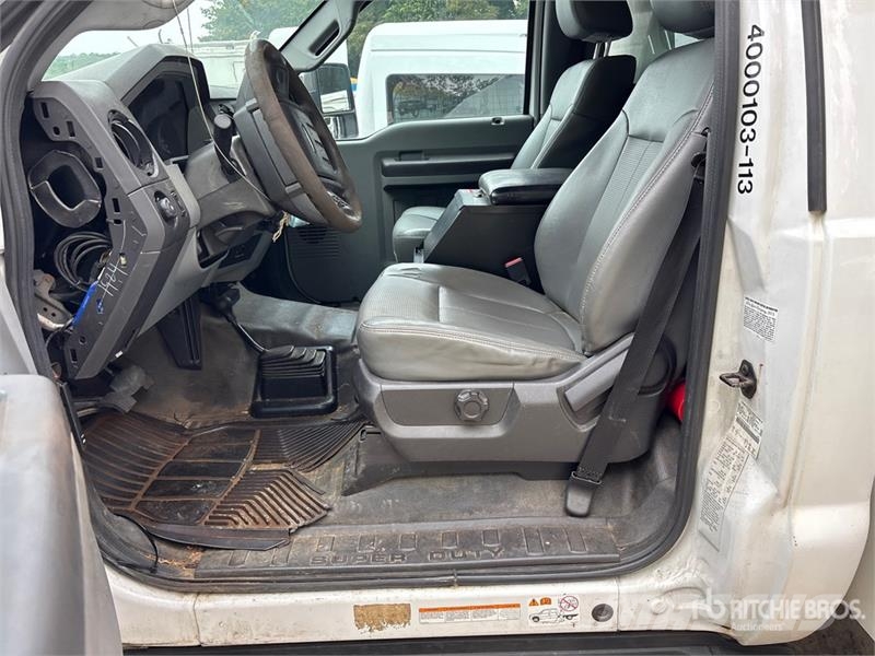 Ford F-450 XL 4x4 Enclosed Utility Truck (Inoperable) 皮卡车