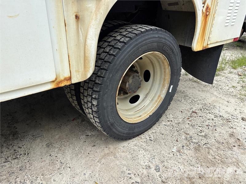 Ford F-450 XL 4x4 Enclosed Utility Truck (Inoperable) 皮卡车