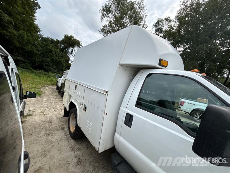 Ford F-450 XL 4x4 Enclosed Utility Truck (Inoperable) 皮卡车