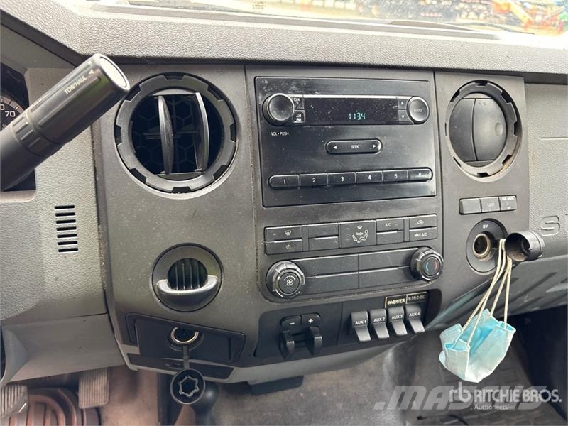Ford F-450 XL 4x4 Enclosed Utility Truck (Inoperable) 皮卡车